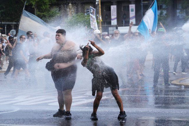 Protestas e incidentes frente al Congreso durante el tratamiento de la reforma laboral