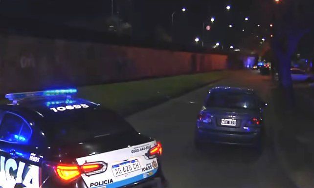 El Chevrolet Corsa quedó en el lugar.