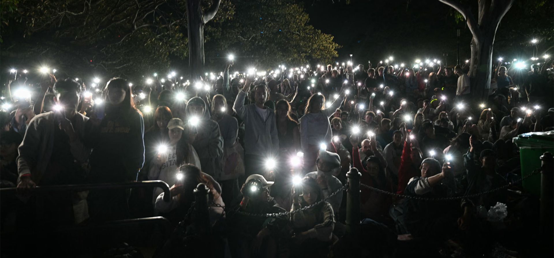 La gente enciende las linternas de sus teléfonos durante un minuto de silencio para reflexionar sobre la masacre de Bondi Beach antes del espectáculo de fuegos artificiales de medianoche en Nochevieja, Sídney, Australia. Fotografía: Saeed Khan/AFP/Getty Images La gente enciende las linternas de sus teléfonos durante un minuto de silencio para reflexionar sobre la masacre de Bondi Beach antes del espectáculo de fuegos artificiales de medianoche en Nochevieja, Sídney, Australia. Fotografía: Saeed Khan/AFP/Getty Images