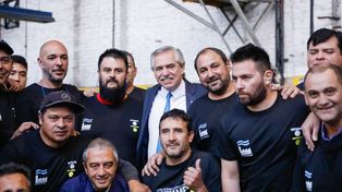 El presidente Alberto Fernández junto a trabajadores de empresas recuperadas.