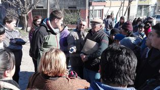 Vecinos de Villa del Parque cortaron el tránsito en reclamo de mejoras en su barrio