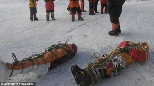 Unos 200 cadáveres están abandonados en el monte Everest porque es difícil bajarlos