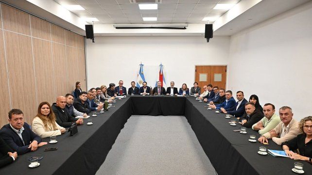 Rogelio Frigerio analizó con intendentes del PJ la situación de los municipios y la caída de recursos.