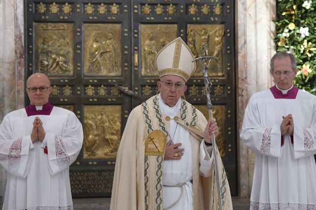 Ceremonia de domingo. Francisco acaba de cerrar la Puerta Santa de la Basílica de San Pedro