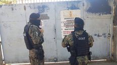 Los allanamientos seguían esta tarde en Villa Gobernador Gálvez. Los allanamientos seguían esta tarde en Villa Gobernador Gálvez.