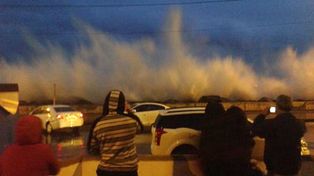 Increíbles imágenes de las olas gigantes que sorprendieron a turistas en Viña del Mar