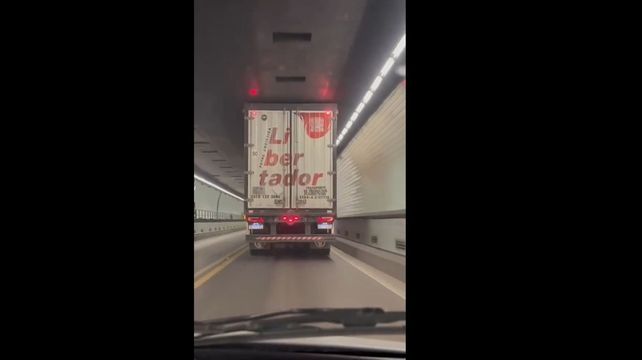 El camino rozó contra el techo del túnel.&nbsp;