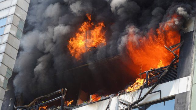 Una mujer falleció en el incendio en el edificio lindante con la Secretaría de Trabajo de la Nación en Buenos Aires.
