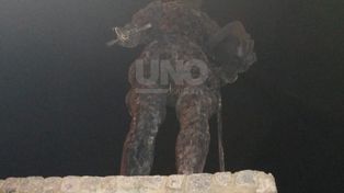 Dañaron la estatua de Juan de Garay frente a la Casa de Gobierno