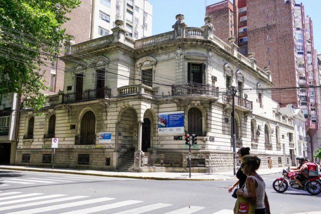 Laprida y Santa Fe. Ex sede del Senasa y presunto hogar del directorio del Ente de Control de las Vías Navegables. Está abandonado desde 2015.