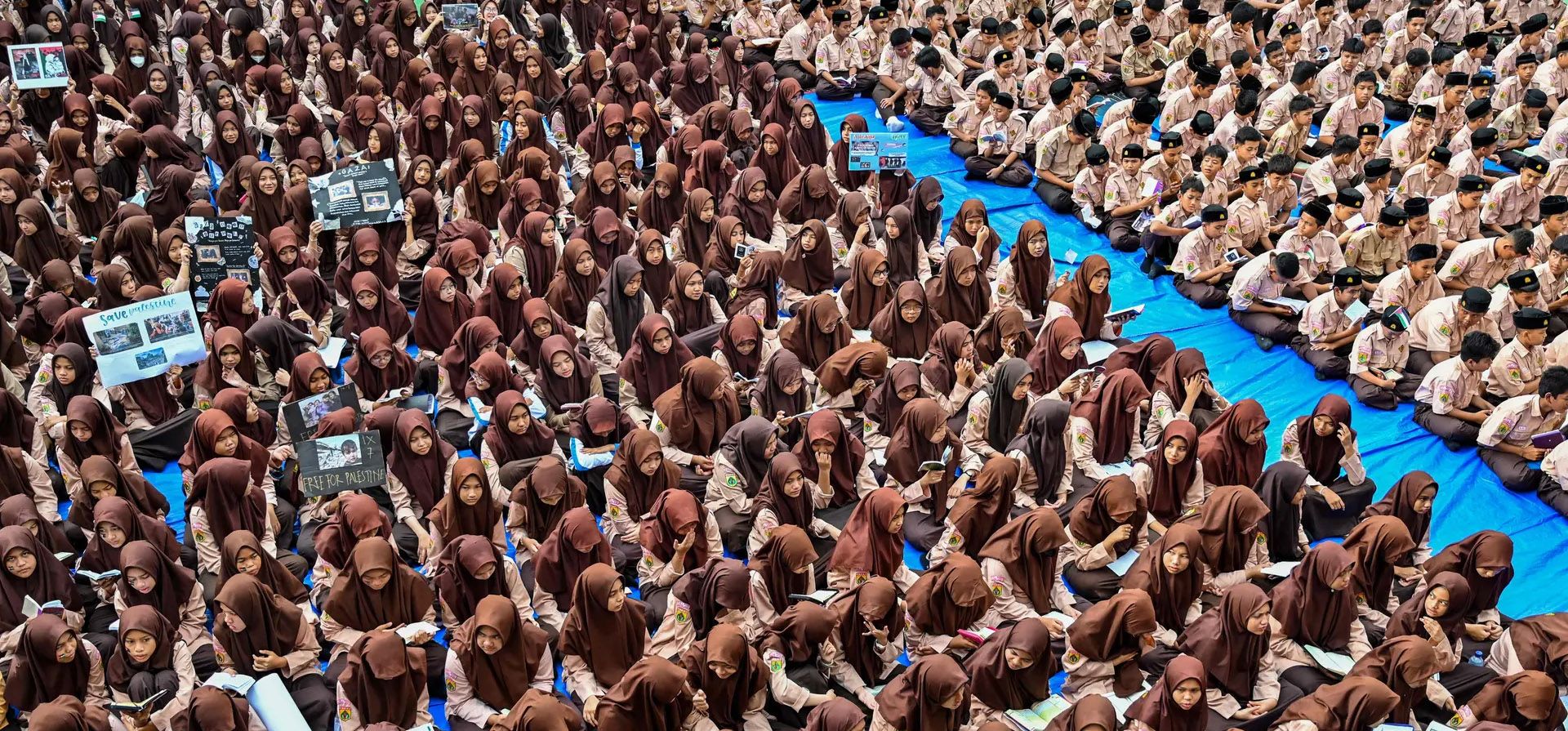 Los estudiantes de una escuela secundaria islámica participan en una recitación del Corán y oraciones especiales en apoyo de la causa palestina, Banda Aceh, Indonesia. Fotografía: Chaideer Mahyuddin/AFP/Getty Images Los estudiantes de una escuela secundaria islámica participan en una recitación del Corán y oraciones especiales en apoyo de la causa palestina, Banda Aceh, Indonesia. Fotografía: Chaideer Mahyuddin/AFP/Getty Images