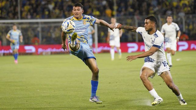 Gaspar Duarte trata de controlar la pelota ante Navarro.