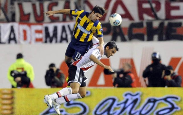 Más alto. Diego Lagos le gana la posición a Mercado. El volante canalla jugó los dos primeros encuentros como titular. (foto: Gustavo de los Ríos)