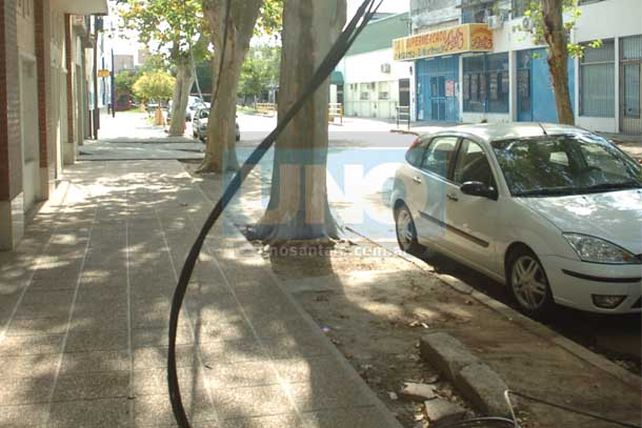 Un cable de alta tensión puso en peligro a vecinos de Candioti Norte