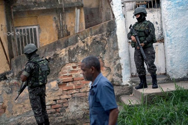 en la mira. La Policía Militar custodia la populosa Favela San Carlos.