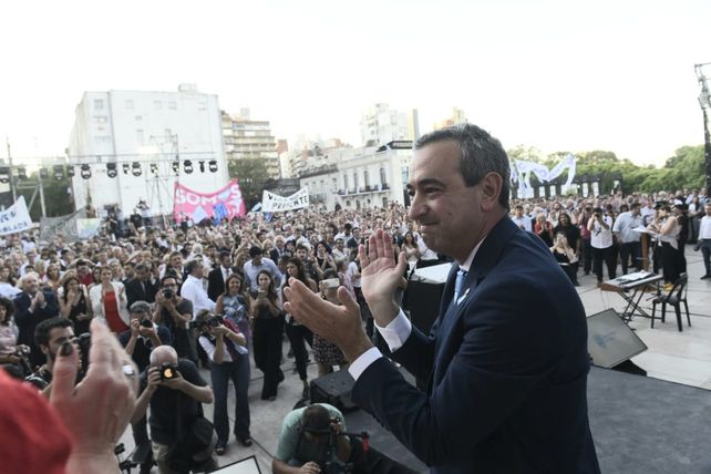 Con un emotivo discurso, Javkin trazó los lineamientos de su gestión