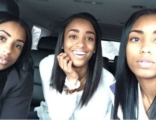 La enigmática foto de una madre junto a sus dos hijas disparó teorías acerca de su parecido