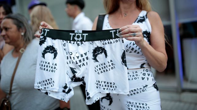 Venta de boxer en el acto de La Libertad Avanza en Rosario con la cara del presidente