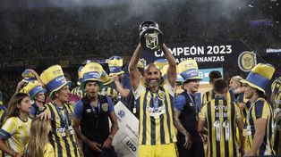 El momento soñado. Quintana no se privó de sentir el peso de la Copa de la Liga ganada en buena ley en la final ante Platense, después de dejar en el camino a Racing y River.