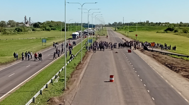 Trabajadores de Vicentin cortaron la autopista Rosario - Santa Fe Trabajadores de Vicentin cortaron la autopista Rosario - Santa Fe