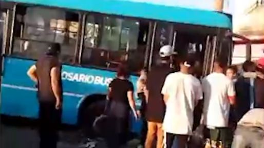 Un colectivero fue golpeado brutalmente por dos pasajeros en barrio Las Flores