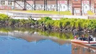 Un niño murió al caer un auto al Riachuelo: su padre no pudo salvarlo