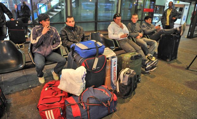 Buenos Aires. Los pasajeros de Retiro que optaron por quedarse en la terminal luego lograron emprender el viaje.