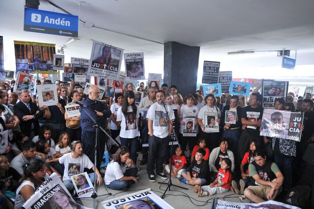 Familiares de las víctimas se congregaron hoy en la estación de Once. (Foto: Télam)