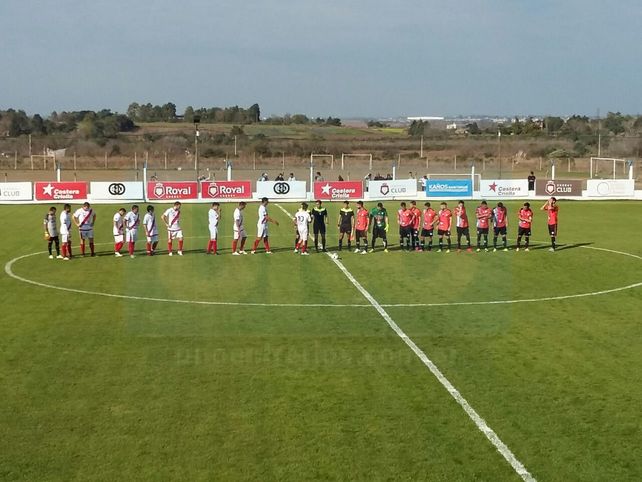 Belgrano y Colegiales de Concordia en el saludo FIFA. Foto UNO &nbsp;