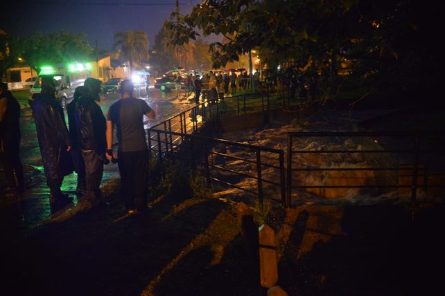 Buscan a la conductora del vehículo arrastrado por la corriente