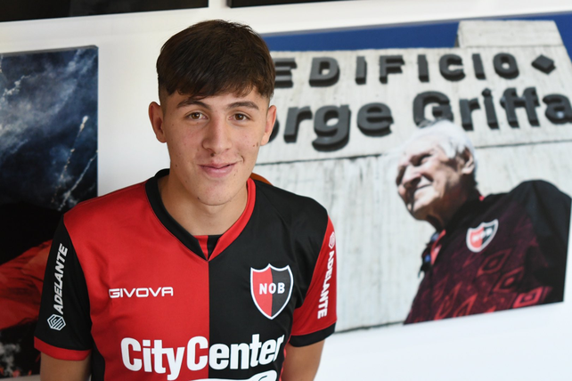 En el Centro Griffa.El juvenil posa con la foto del gran maestro.