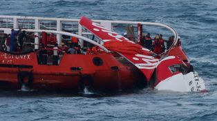 Equipos de rescate de Indonesia recuperan la cola del avión de Air Asia