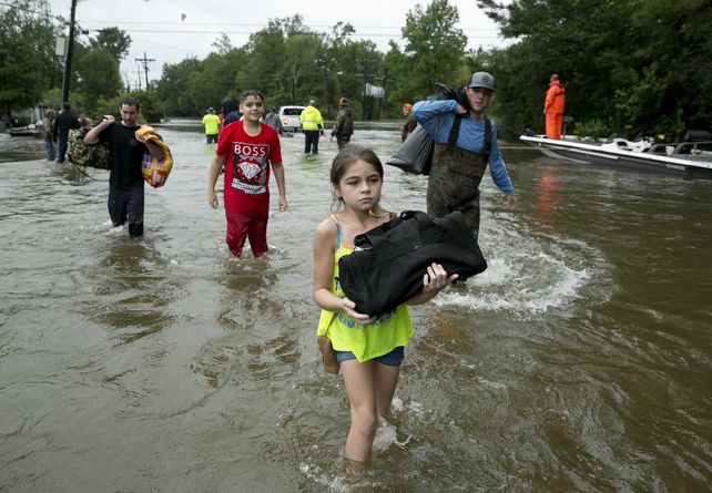 Harvey estaba arrojando en Beaumont hasta cinco centímetros de lluvia por hora con ráfagas de viento de 60 kilómetros por hora.
