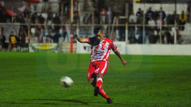 Facundo Quiroga continuará marcando la punta izquierda en la última línea de Atlético Paraná. &nbsp;