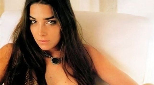 Juana Viale se desnudó para contemplar la noche frente a la ventana