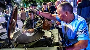 Como todos los inviernos, los excombatientes de Malvinas recorren las calles de la ciudad brindando platos de comida caliente