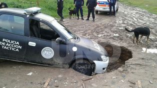 Un patrullero debió ser asistido tras caer dentro de un socavón en barrio Roma