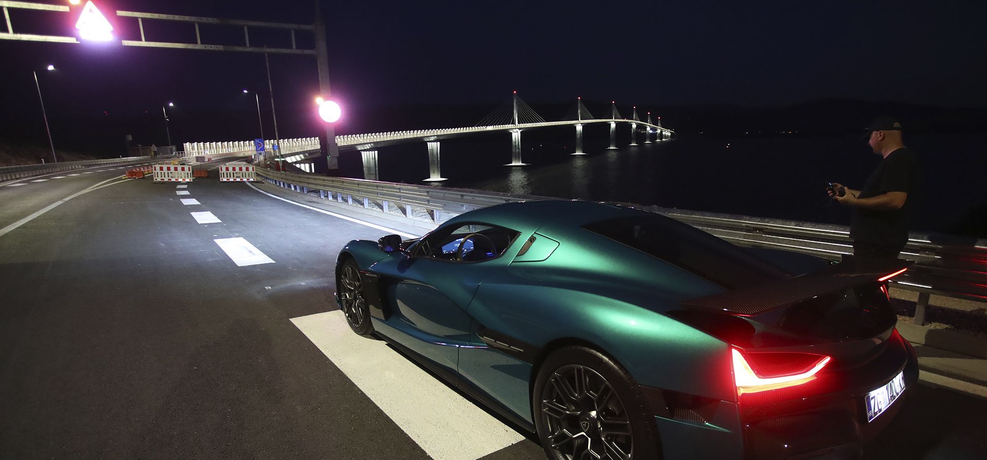 Un automóvil eléctrico "Rimac Nevera" fabricado en Croacia está estacionado cerca del puente Peljesac recién construido en Komarna, en el sur del país, el lunes 25 de julio de 2022. Croacia marca la apertura de un puente clave y largamente esperado que conecta dos partes del mar Adriático del país.