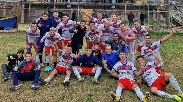 Vecinal Gálvez sumó una nueva victoria en el Torneo de Primera B que lidera de manera clara. Vecinal Gálvez sumó una nueva victoria en el Torneo de Primera B que lidera de manera clara.