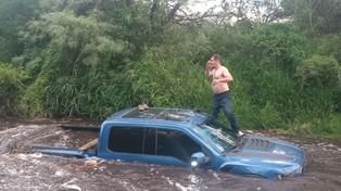 Quiso cruzar el río con su camioneta y fue rescatado antes de ser arrastrado por el agua
