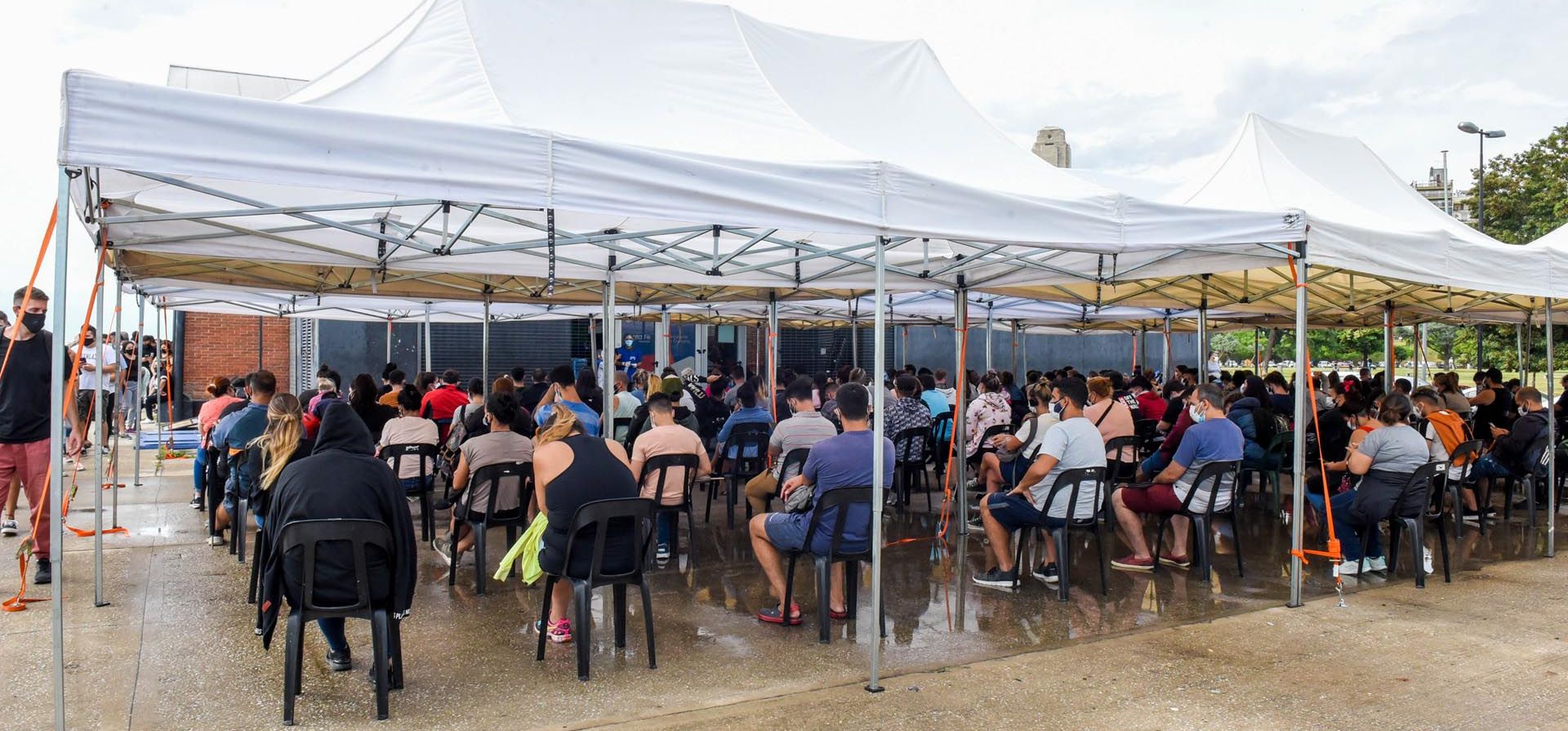 Largas colas en el Galpón 17 de rosarinos que esperaban para hacerse el hisopado. El lugar se vió desbordado por la concurrencia masiva de personas con síntomas.