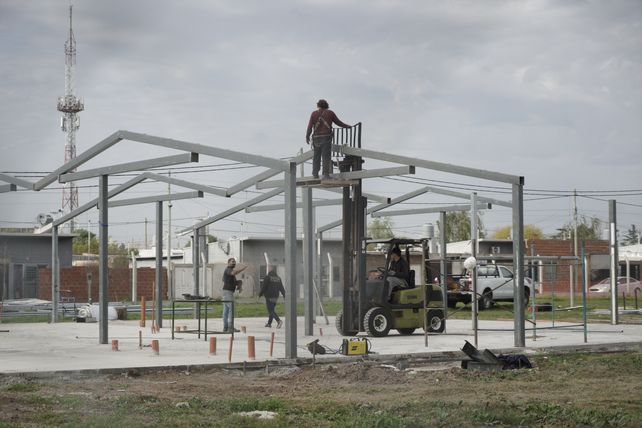 La estructura modular se había levantado en plena pandemia en el Sanatorio Parque y el efector la donó para que se construya el centro de salud. Este martes