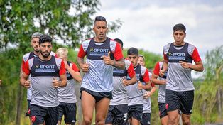Lucas Barrios, en su primer entrenamiento con el plantel de Patronato.