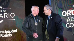 El intendente Javkin distinguió con la «Orden del Rosario» al presidente del Centro de ex Combatientes de Malvinas en Rosario, Claudino Chamorro.