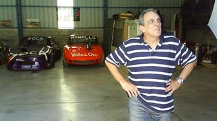 En su salsa. La imagen es en el museo del Flaco y el primer auto a su derecha es el Torino del debut del 71 en TC, reconstruido en una escuela de Villa Ramallo.