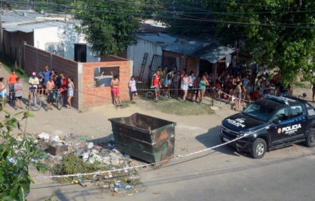 Estupor. El cuerpo de María del Rosario apareció quemado en un volquete.