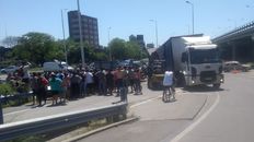 Muchas personas se agolparon muy cerca del camión cargado con productos de limpieza. Muchas personas se agolparon muy cerca del camión cargado con productos de limpieza.