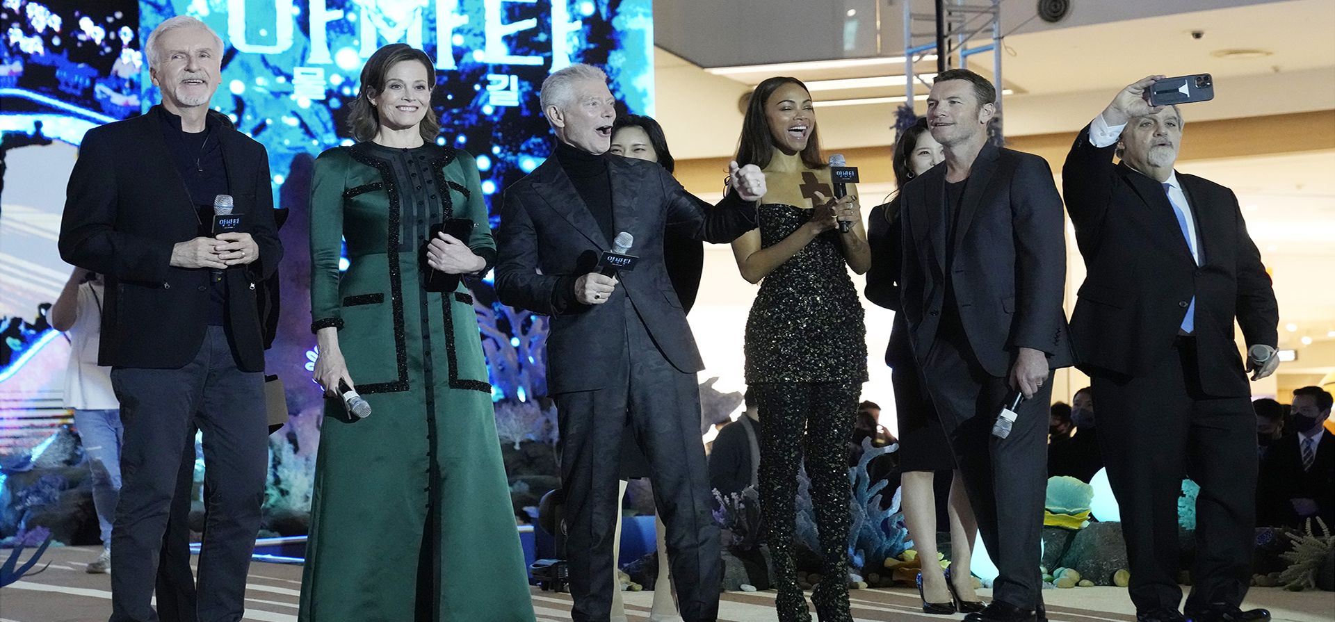 El director James Cameron, Sigourney Weaver, Stephen Lang, Zoe Saldana, Sam Worthington y el productor Jon Landau asisten al evento de alfombra azul para promocionar su última película