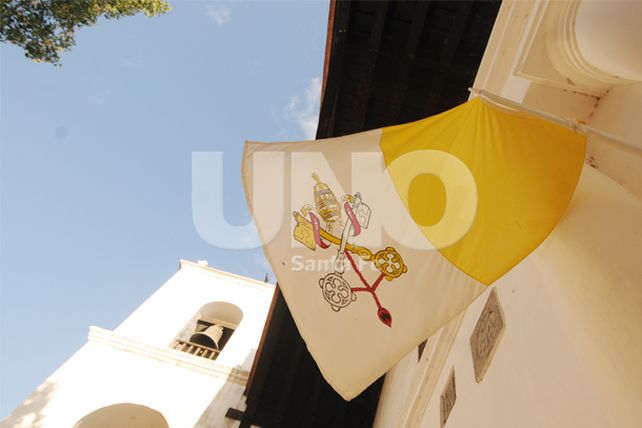 Con banderas y campanadas, Santa Fe saludará a Francisco