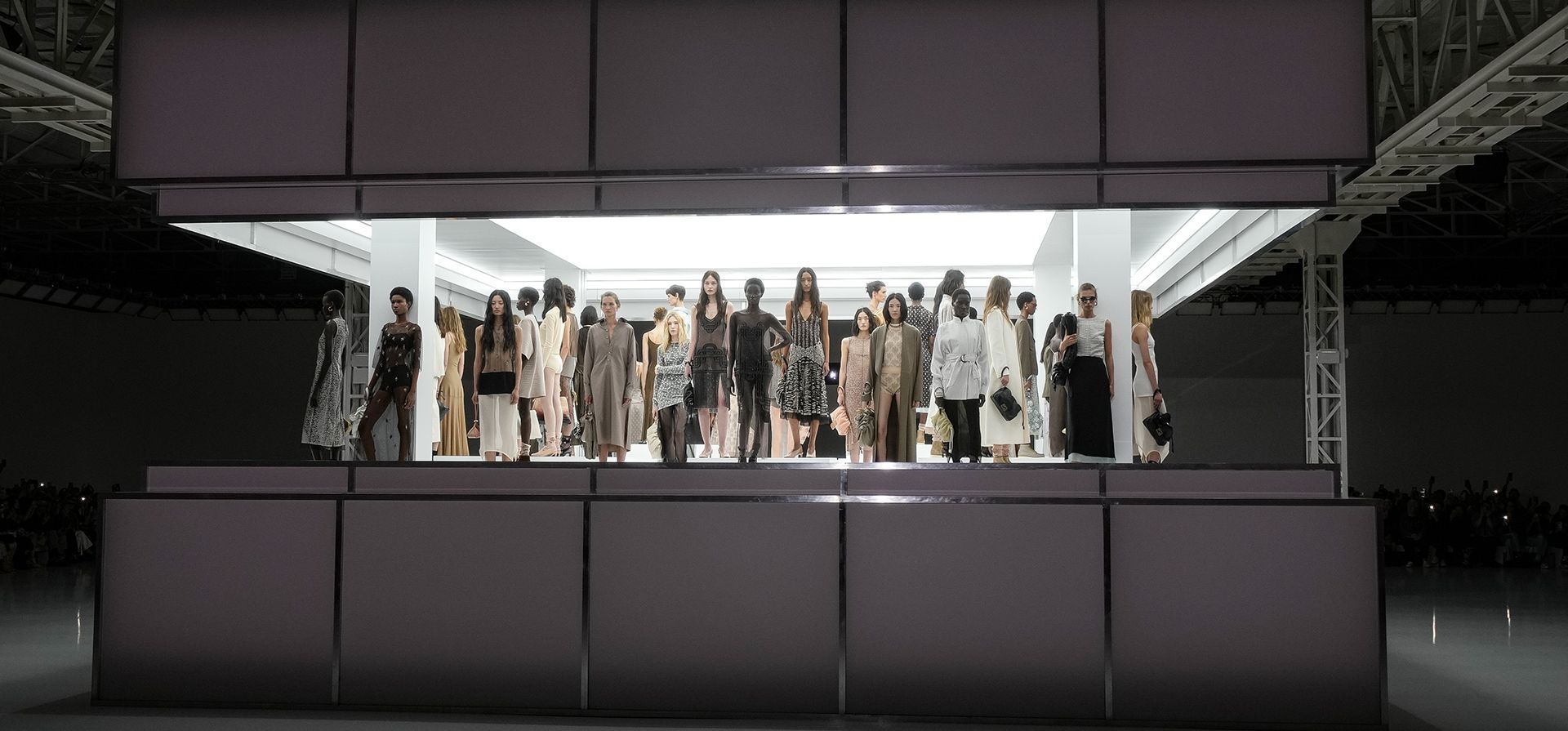 Las modelos lucen creaciones como parte de la colección Primavera Verano 2025 de Fendi, que se presentó en Milán, Italia, el martes 17 de septiembre de 2024. (Foto AP/Luca Bruno). Las modelos lucen creaciones como parte de la colección Primavera Verano 2025 de Fendi, que se presentó en Milán, Italia, el martes 17 de septiembre de 2024. (Foto AP/Luca Bruno).